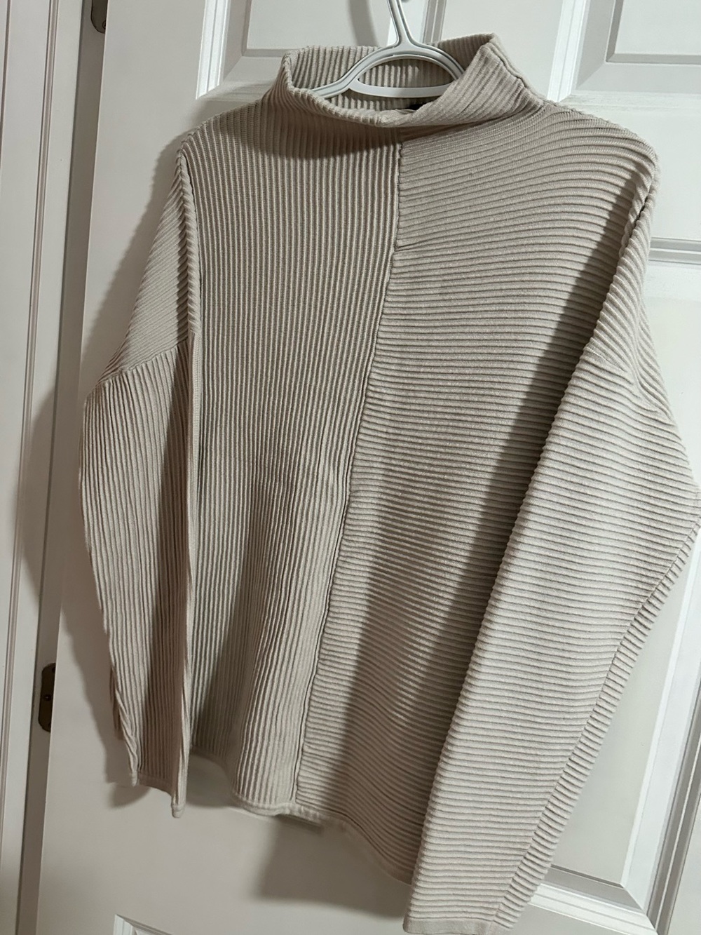 Tahari Women’s XL Beige/Cream Ribbed Turtleneck Pullover Sweater